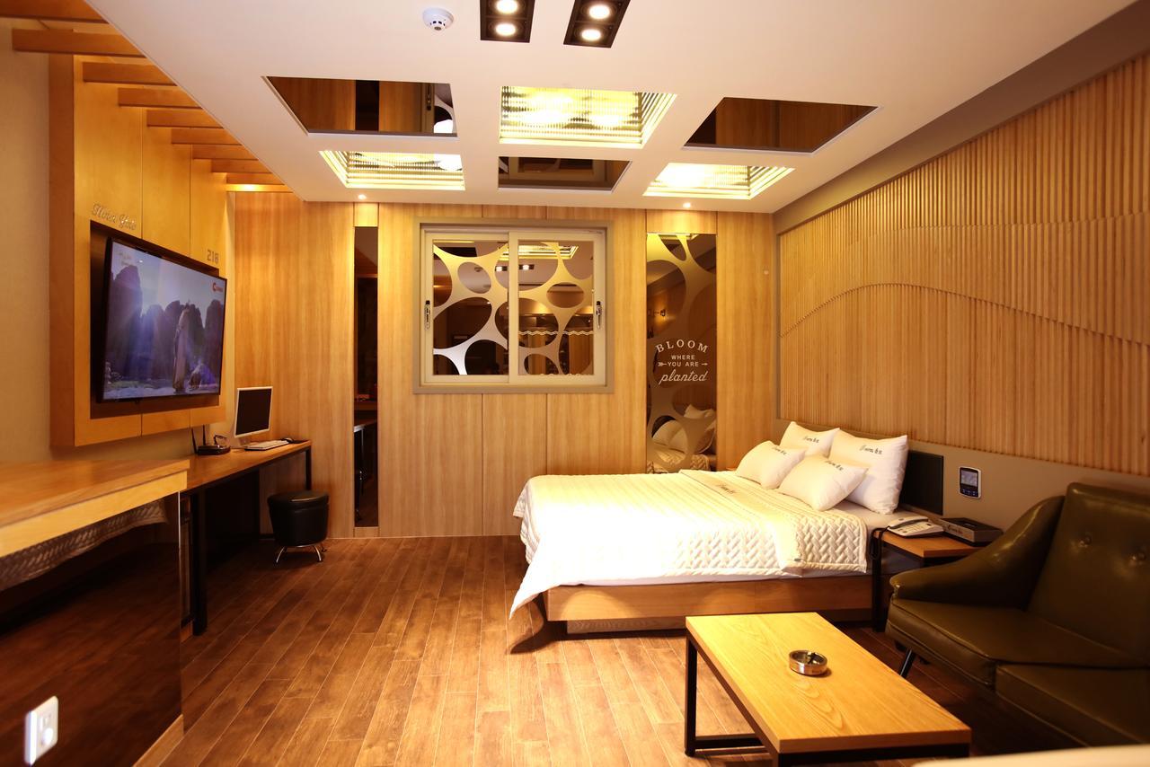 Hotel Yolo Chongnae-dong Extérieur photo