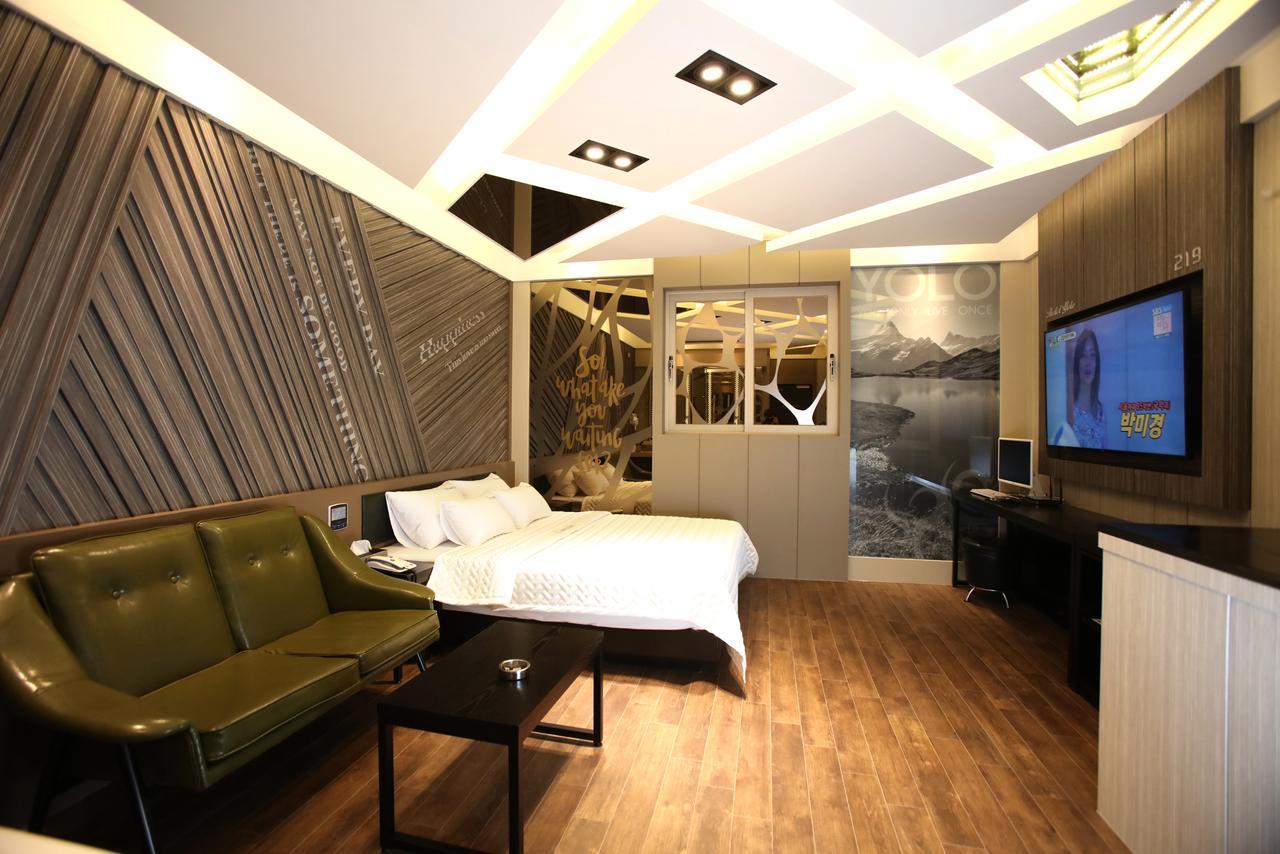 Hotel Yolo Chongnae-dong Extérieur photo